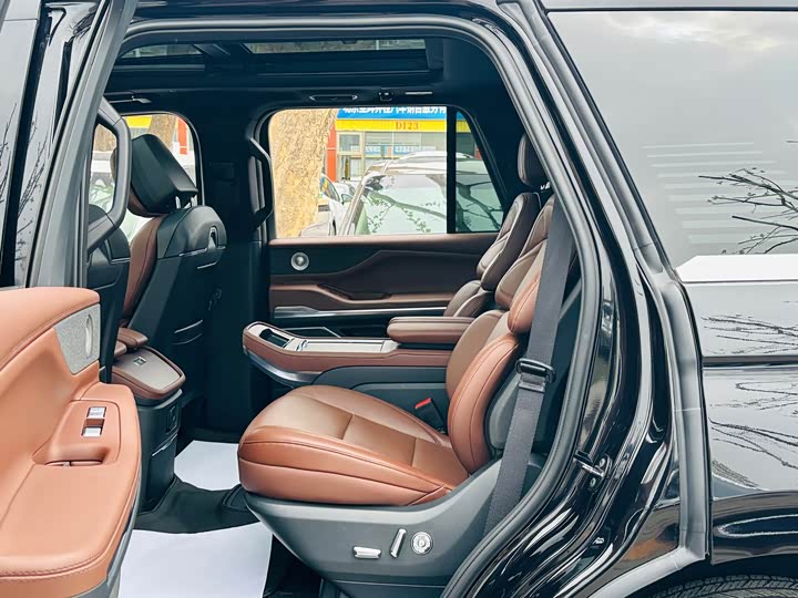 Фото 9 - Lincoln Navigator