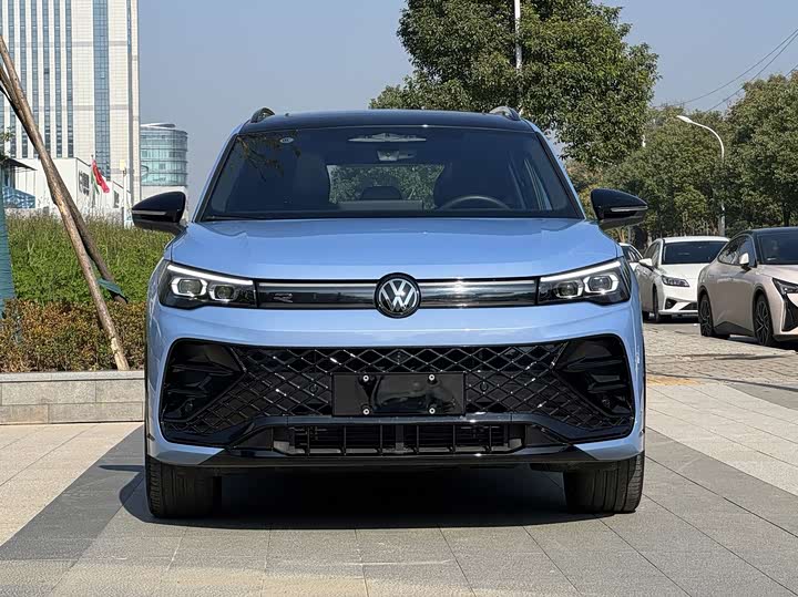 Фото 2 - Volkswagen Tiguan L Pro