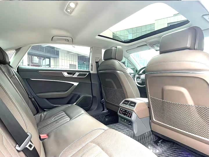 Фото 4 - Audi A7L