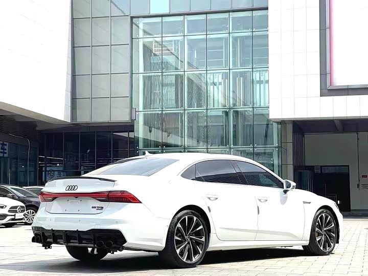 Фото 7 - Audi A7L