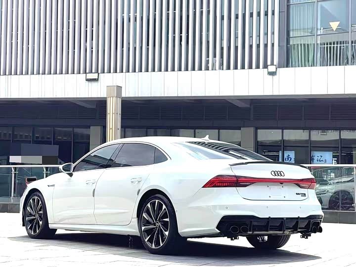 Фото 9 - Audi A7L