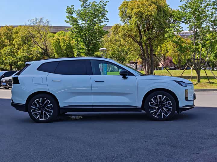 2026 Volvo XC70 Hybrid