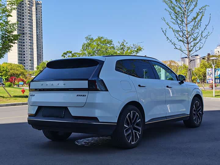 2026 Volvo XC70 Hybrid