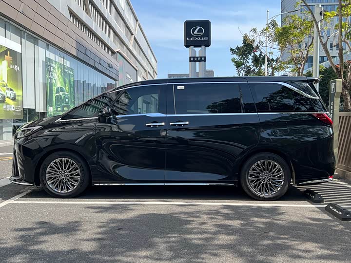 2025 Lexus LM