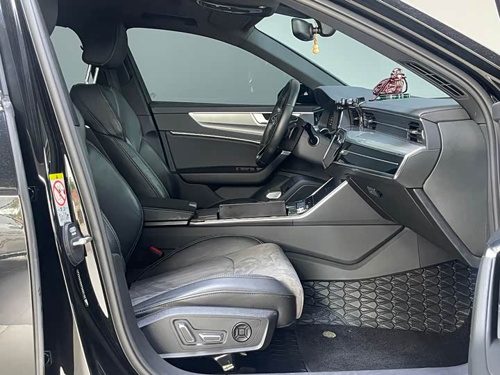 Фото 8 - Audi A6L