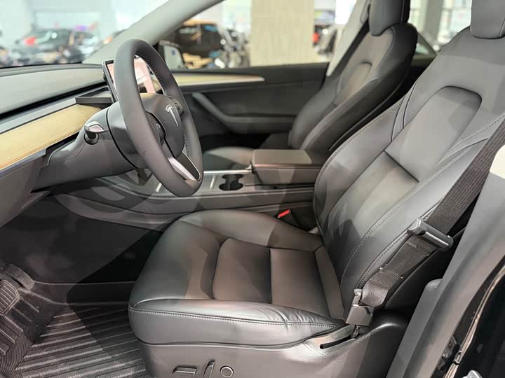 Photo 4 - Tesla Model Y