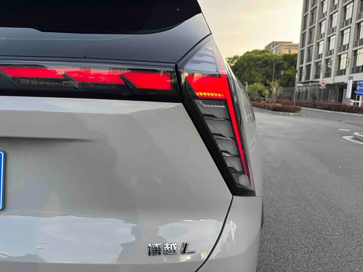 Zdjęcie 8 - Geely Atlas L