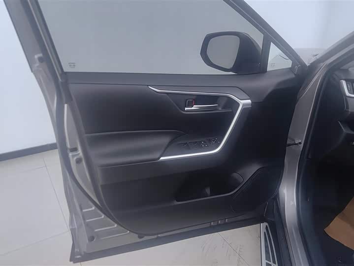 Photo 7 - Toyota RAV4