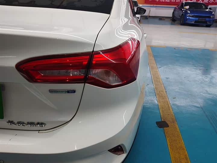 Ford Focus 2021 2021款 三厢 EcoBoost 180 自动锋潮型