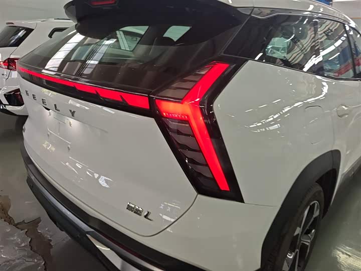 Фото 8 - Geely Atlas L