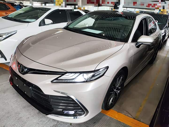Фото 2 - Toyota Camry