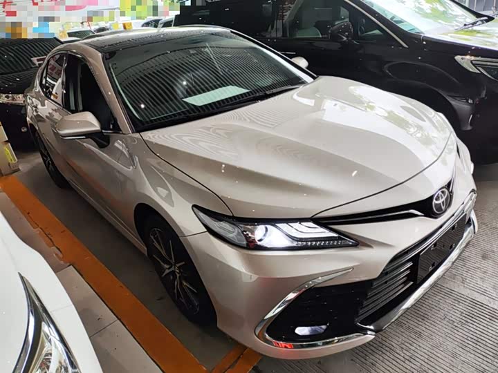 Фото 4 - Toyota Camry