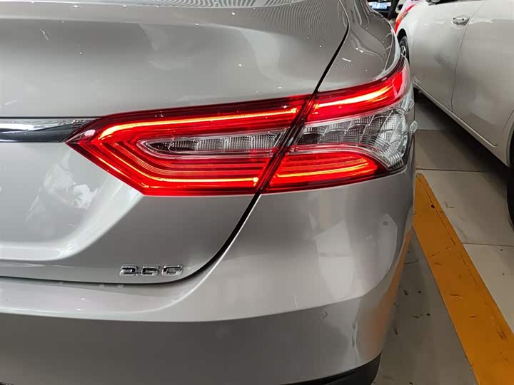 Фото 8 - Toyota Camry