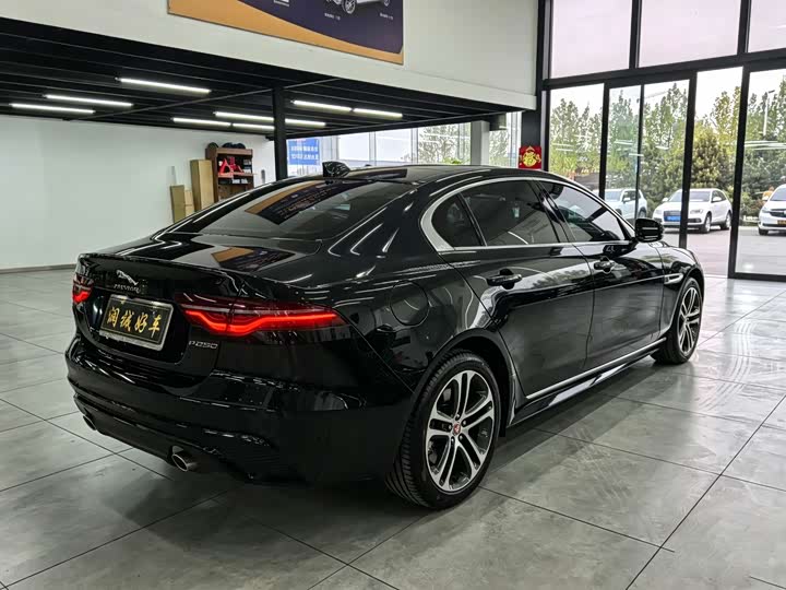 Фото 8 - Jaguar XE L
