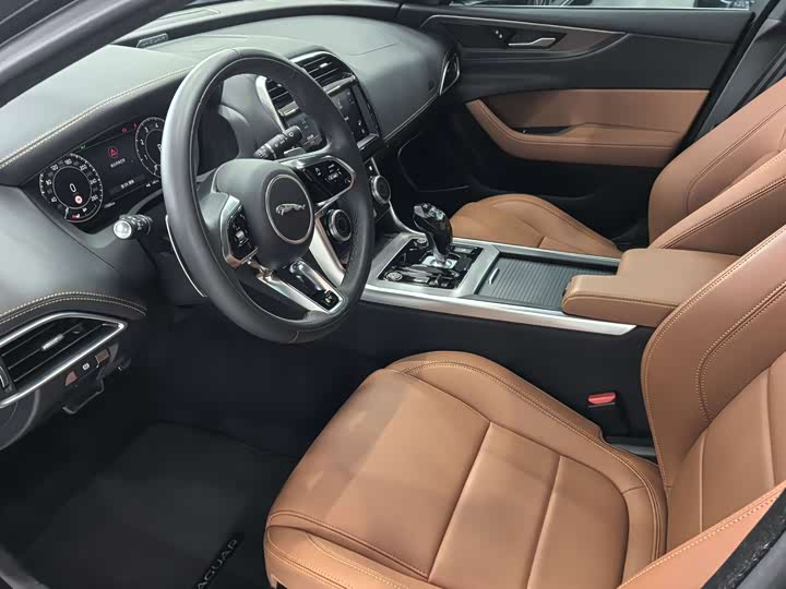 Фото 9 - Jaguar XE L