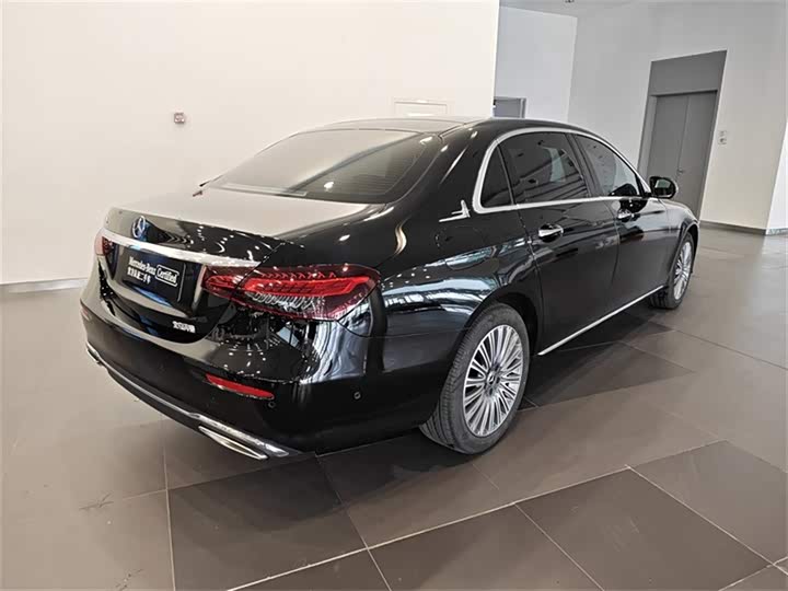 Фото 3 - Mercedes-Benz E-Class