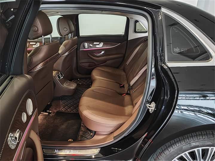 Фото 8 - Mercedes-Benz E-Class