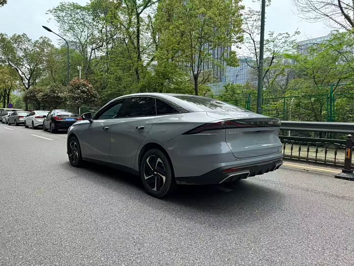 Geely Galaxy L6 2025 2025款 EM-i 140km 远航版