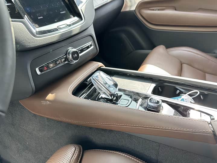 Photo 9 - Volvo XC90 Hybrid