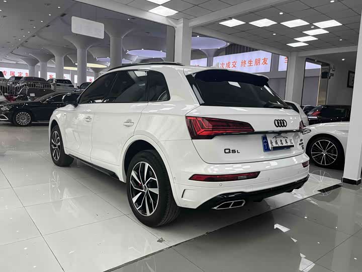 Фото 6 - Audi Q5L