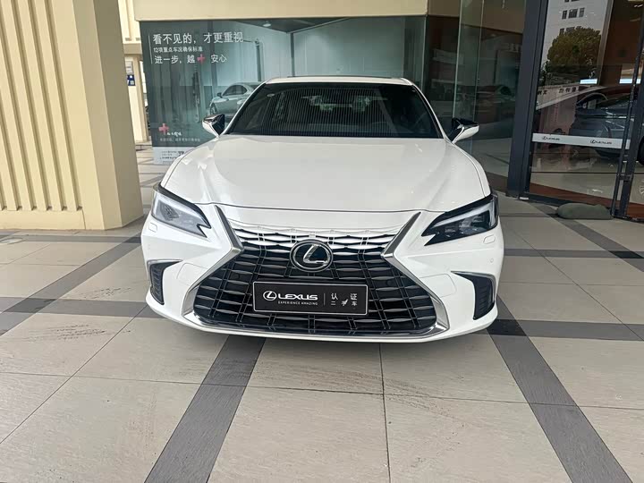 Photo 1 - Lexus ES