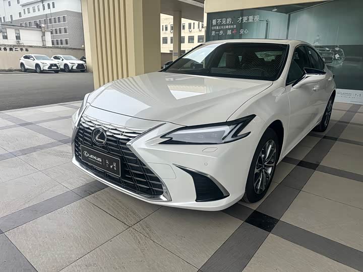Photo 2 - Lexus ES