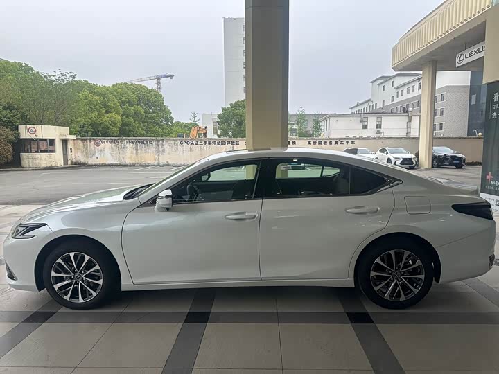 Photo 3 - Lexus ES