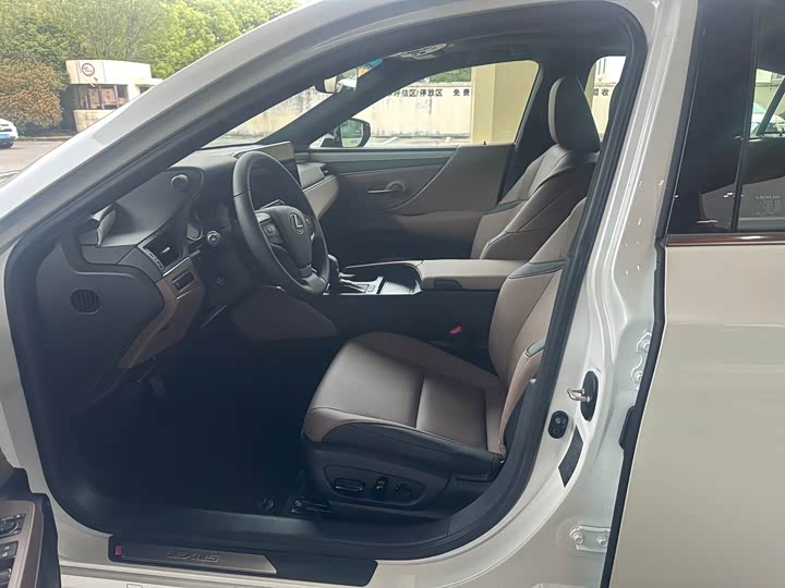 Photo 4 - Lexus ES