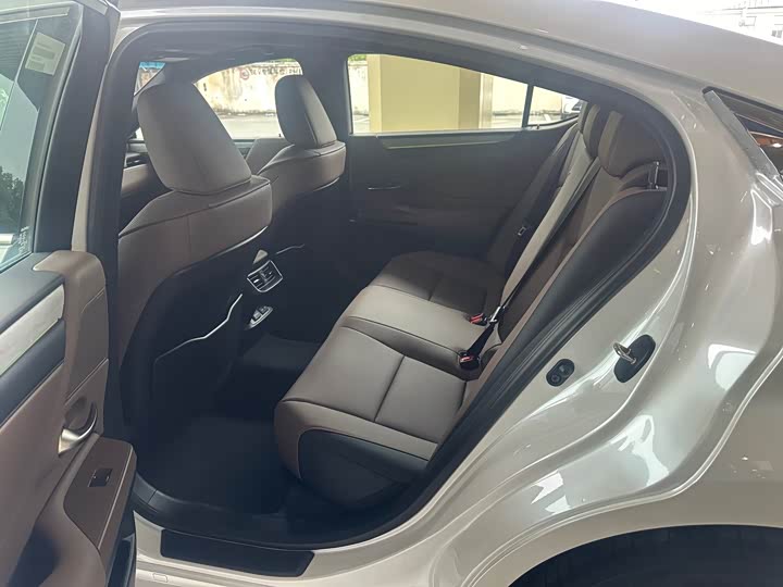 Photo 5 - Lexus ES