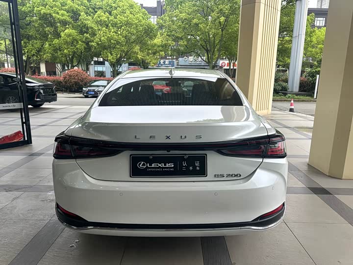 Photo 9 - Lexus ES