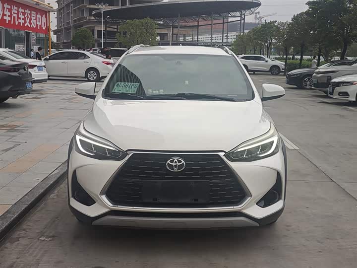 Фото 2 - Toyota Yaris L Hatchback