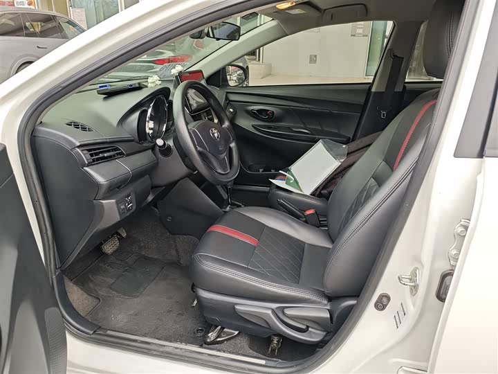 Фото 4 - Toyota Yaris L Hatchback