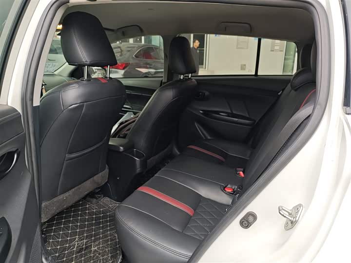 Фото 5 - Toyota Yaris L Hatchback