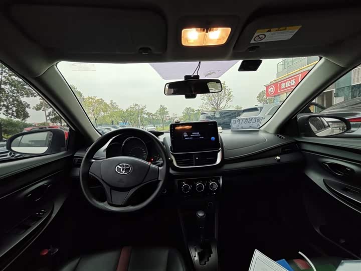 Фото 6 - Toyota Yaris L Hatchback