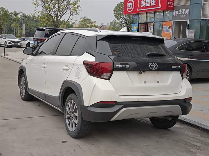 Фото 7 - Toyota Yaris L Hatchback