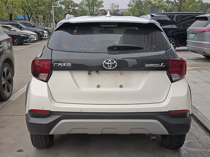 Фото 8 - Toyota Yaris L Hatchback