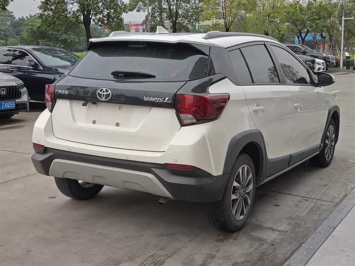 Фото 9 - Toyota Yaris L Hatchback