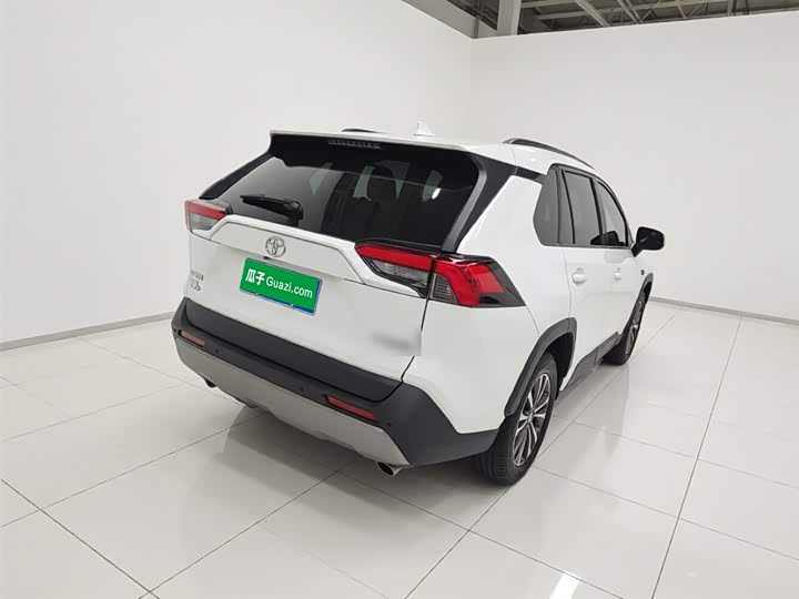 Фото 7 - Toyota RAV4