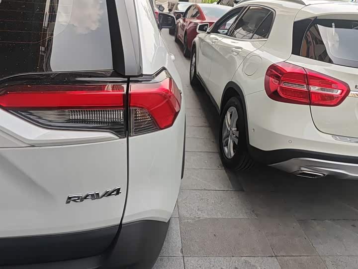 Фото 8 - Toyota RAV4