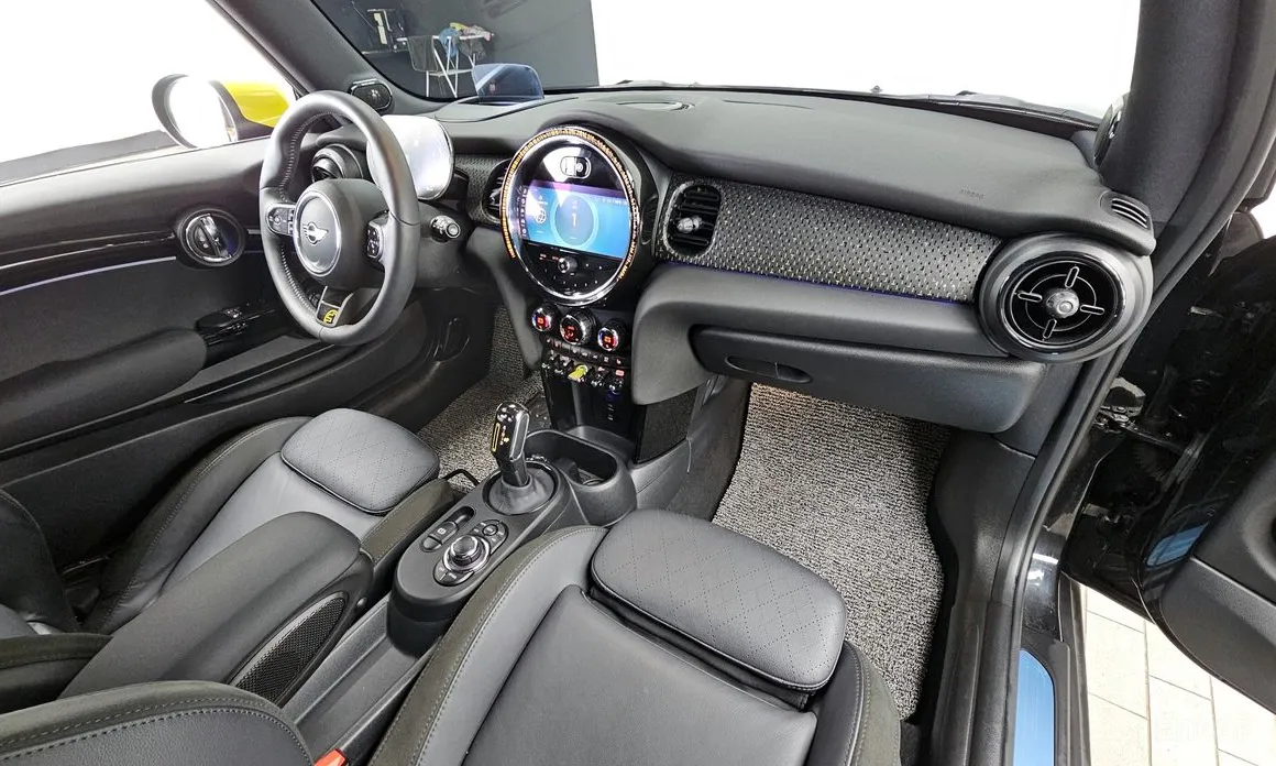 Photo 7 - Mini Cooper