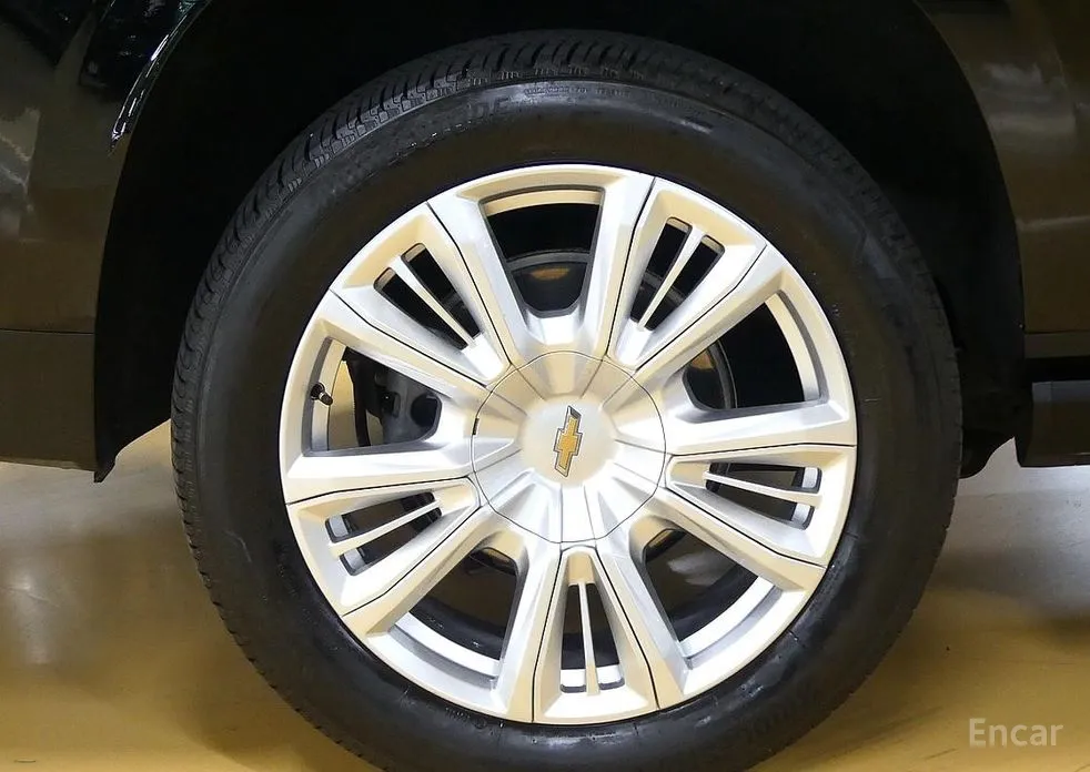 Фото 9 - Chevrolet Surburban