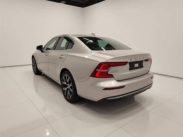 Volvo S60 2025 2025款 B4 智逸豪华版