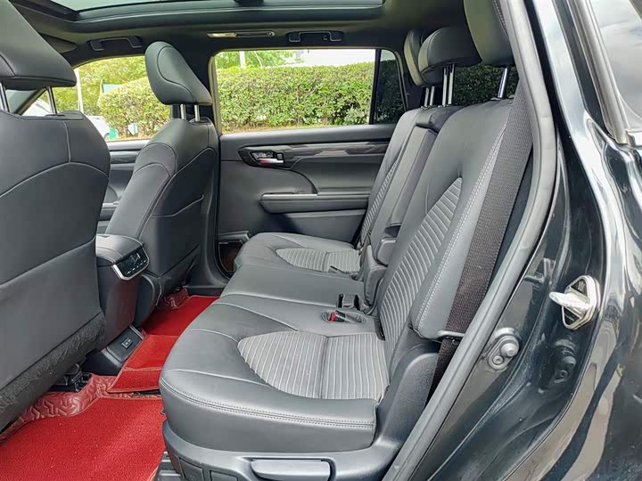 Photo 8 - Toyota Crown Kluger