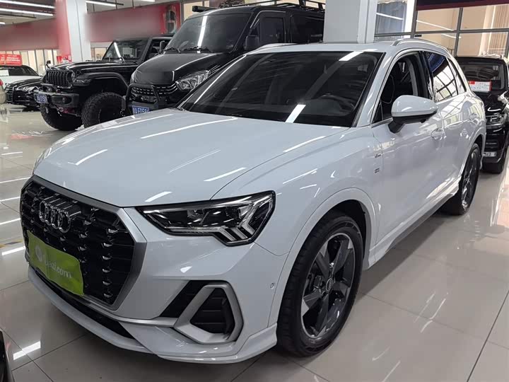 Photo 2 - Audi Q3