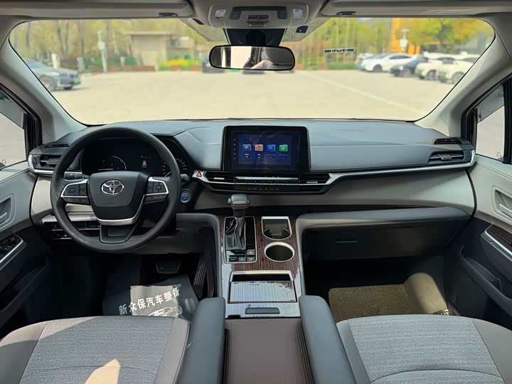Фото 9 - Toyota Sienna