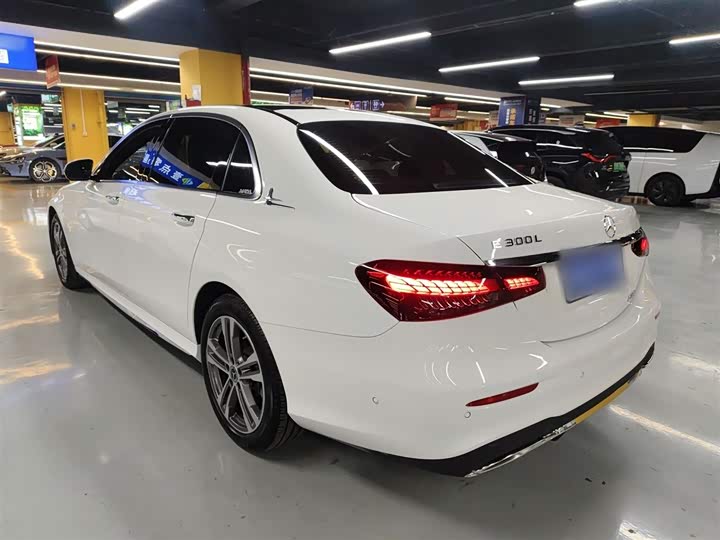 Фото 5 - Mercedes-Benz E-Class