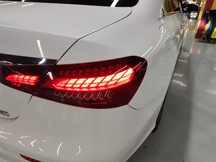 Фото 8 - Mercedes-Benz E-Class