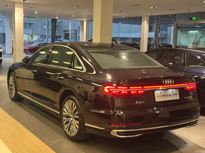 Фото 4 - Audi A8