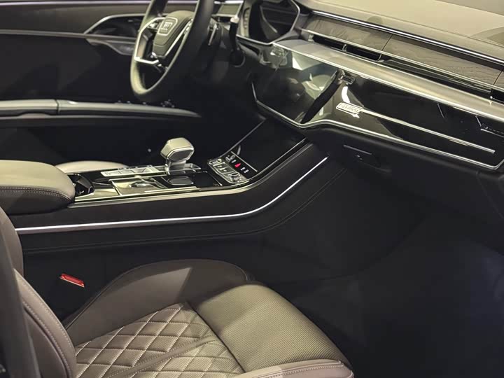 Фото 8 - Audi A8