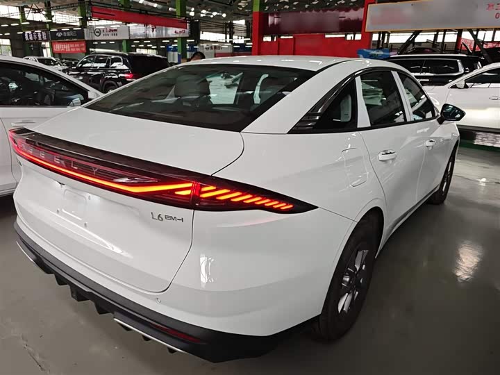 Geely Galaxy L6 2025 2025款 EM-i 60km 探索版